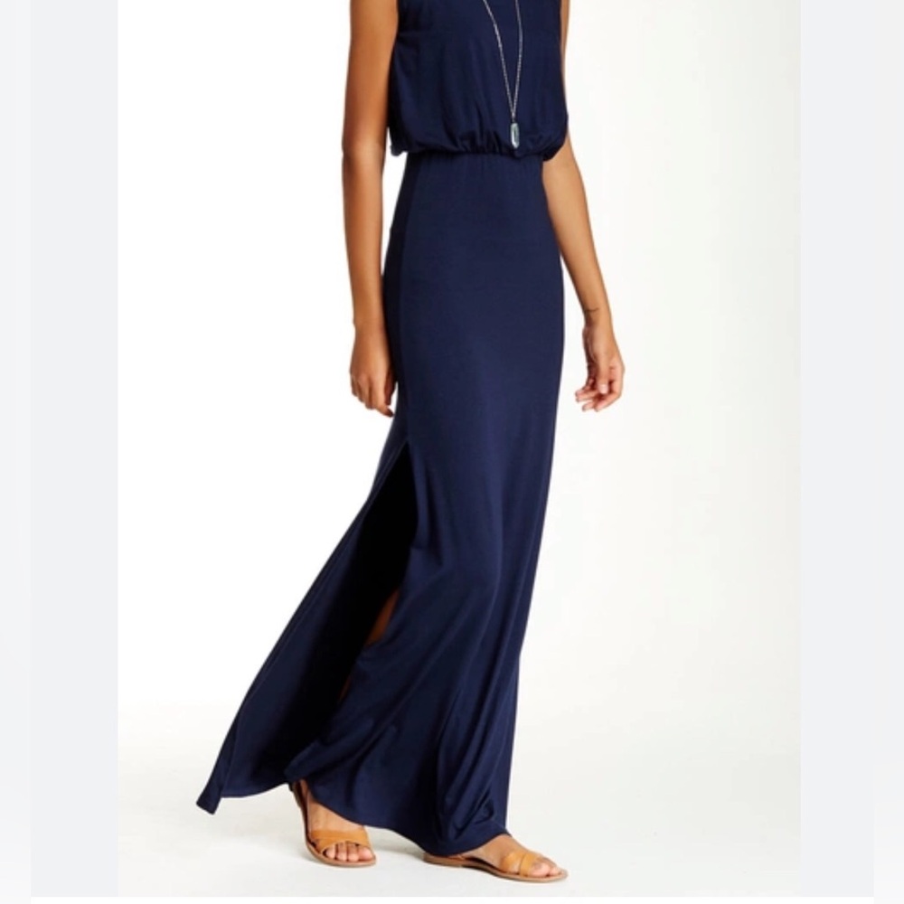 Elegant Navy Blue Sleeveless Evening Gown with Diamond Accent